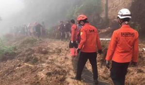 Más de una decena de muertos en deslizamiento de tierra en Indonesia Más de una decena de muertos en deslizamiento de tierra en Indonesia