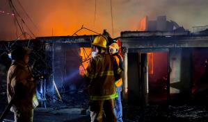 Incendio destruye viviendas y taller de ebanistería en Vuelta Larga, Santiago
