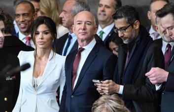La prometida de Jeff Bezos, objeto de críticas por su lencería en la Investidura de Trump