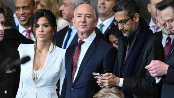La prometida de Jeff Bezos, objeto de críticas por su lencería en la Investidura de Trump