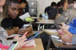 Gobernadora de Nueva York propone prohibir teléfonos en escuelas a partir del próximo ciclo escolar