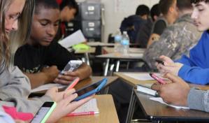 Gobernadora de Nueva York propone prohibir teléfonos en escuelas a partir del próximo ciclo escolar