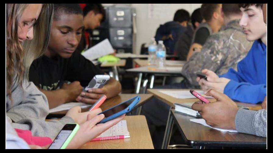 Gobernadora de Nueva York propone prohibir teléfonos en escuelas a partir del próximo ciclo escolar