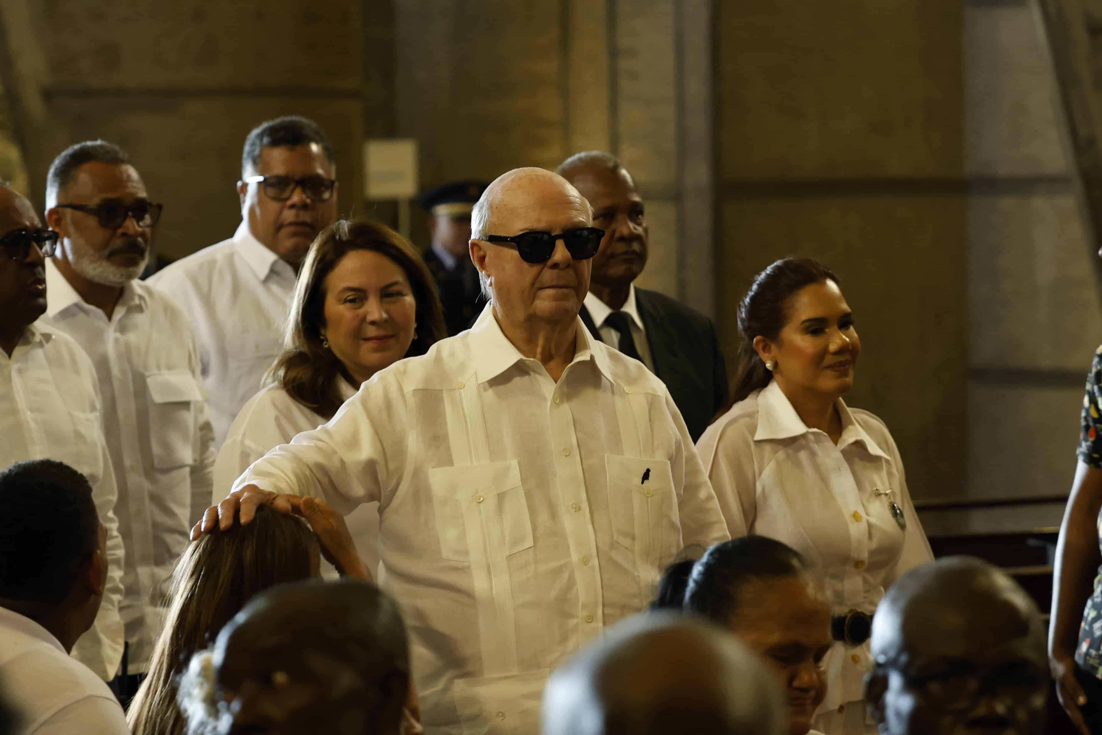 El expresidente Hipólito Mejía presente en el acto litúrgico que