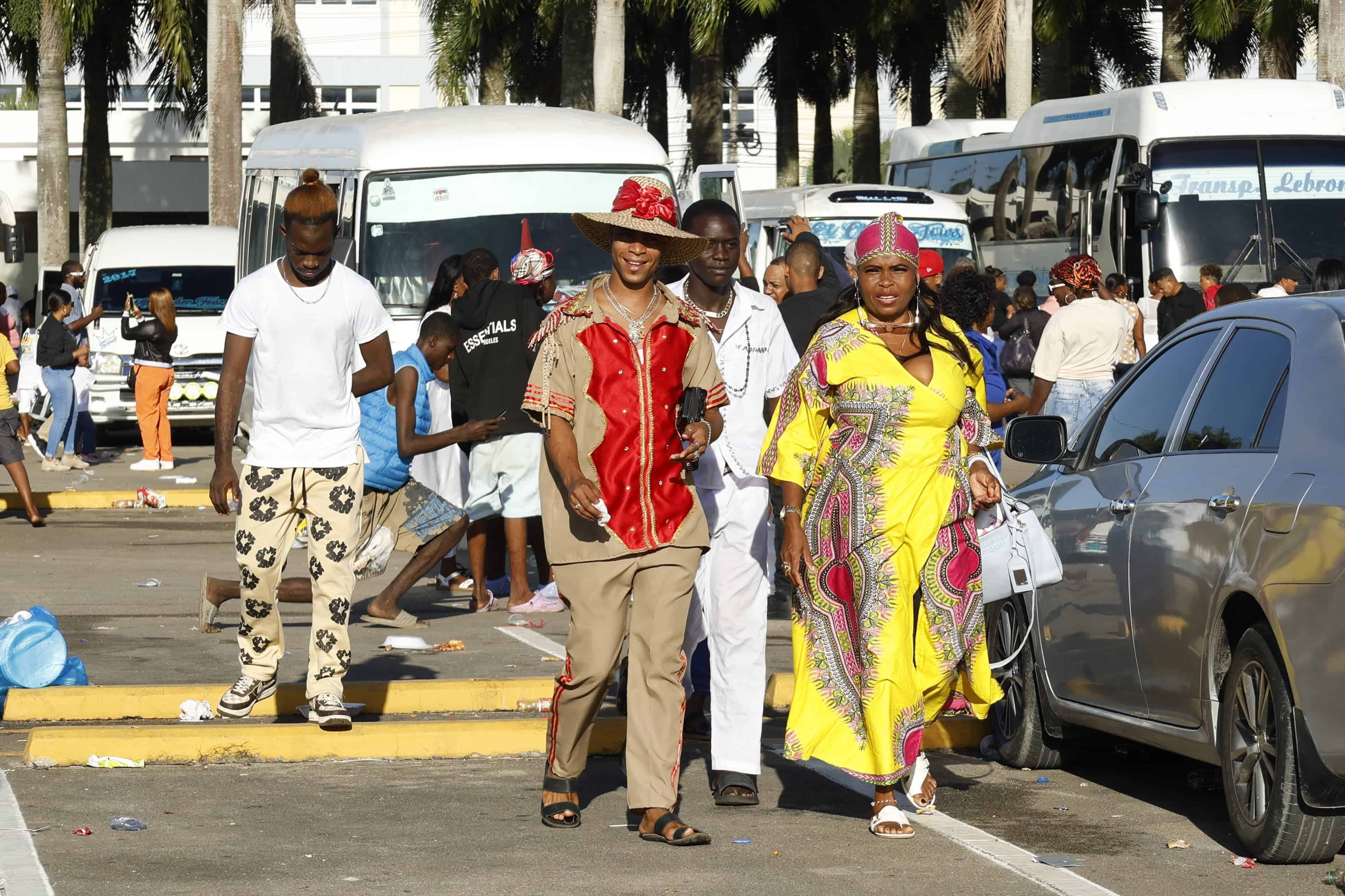 Vestido con los colores de Ogun Fegay, un hombre y sus acompañantes acuden a la Basilica de Higüey para cumplir un pacto con la Virgen de la Altagracia.