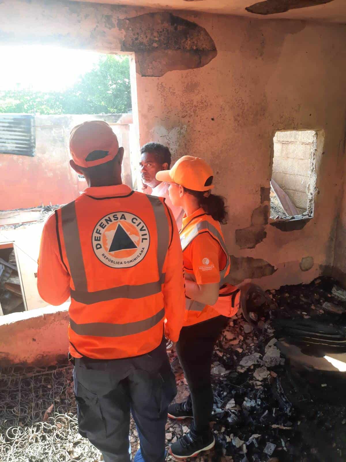 Miembros de la Defensa Civil en zona afectada por el siniestro. 