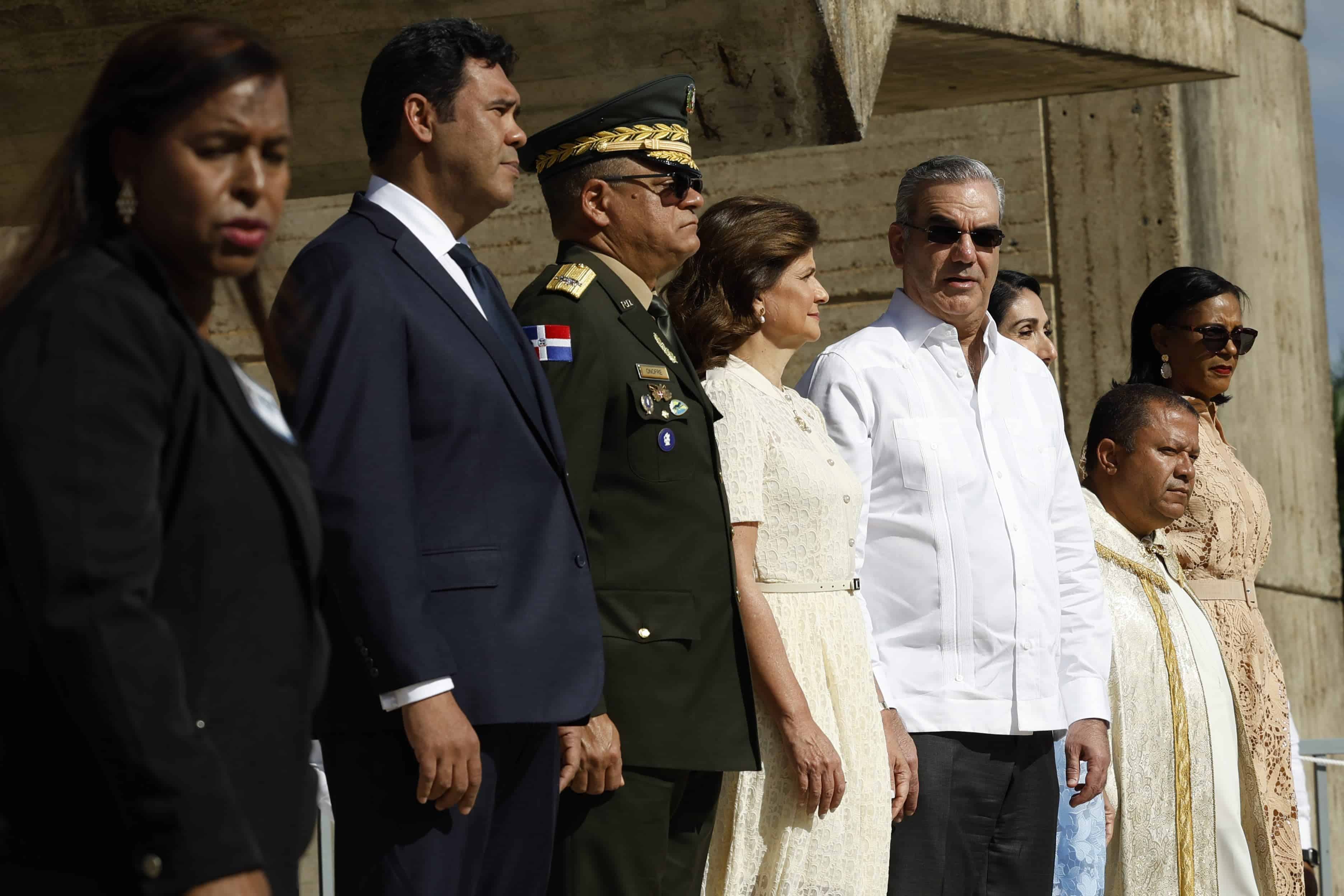 El presidente Luis Abinader, acompañado por la vicepresidenta Raquel Peña y la primera dama, Raquel Arbaje, saludan tras su llegada a la Basilica de Higüey.