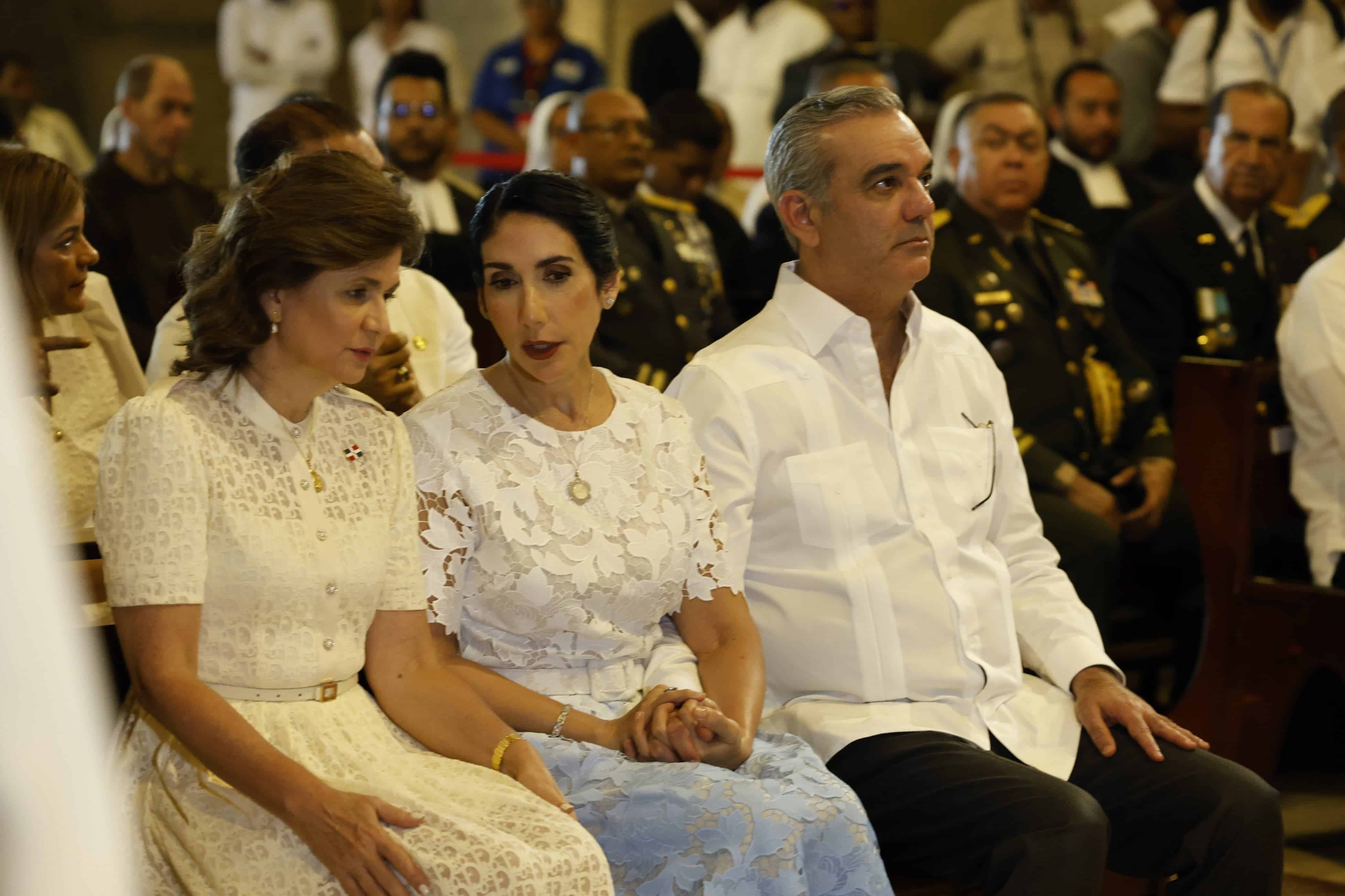 La vicepresidenta Raquel Peña junto a la primera dama, Raquel Arbeje, y el presidente Luis Abinader.