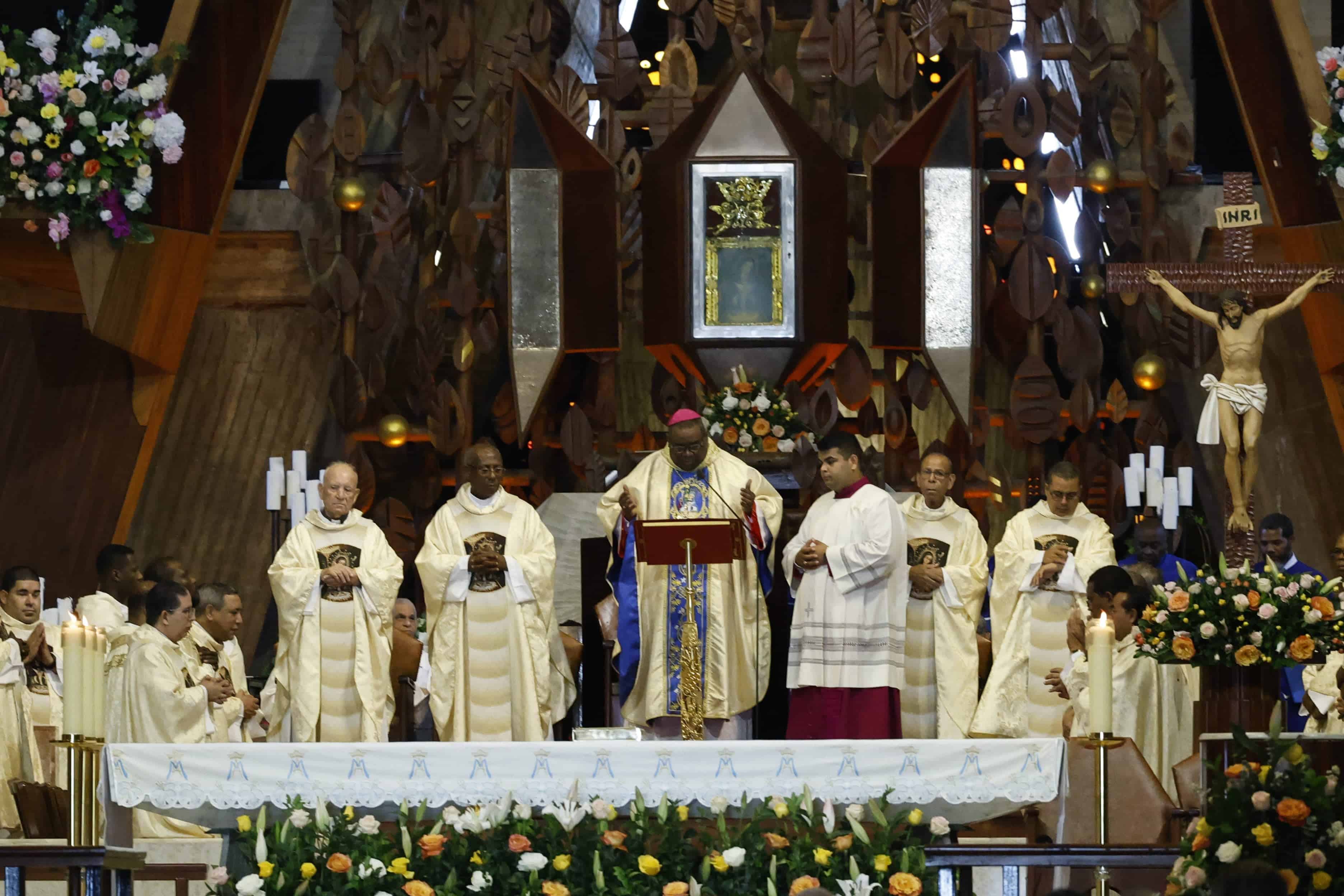 El obispo Jesús Castro Marte oficia la misa en honor de la Virgen de la Altagracia en la Basilica de Higüey.