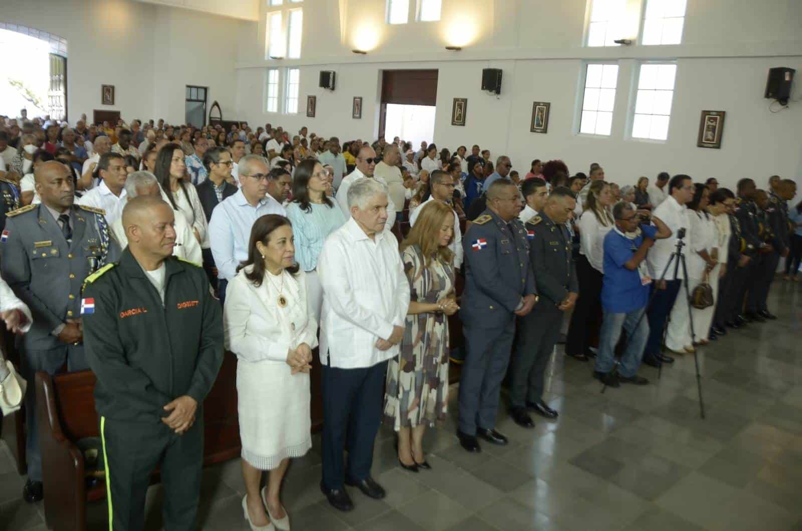 Autoridades locales participan en eucaristía. 