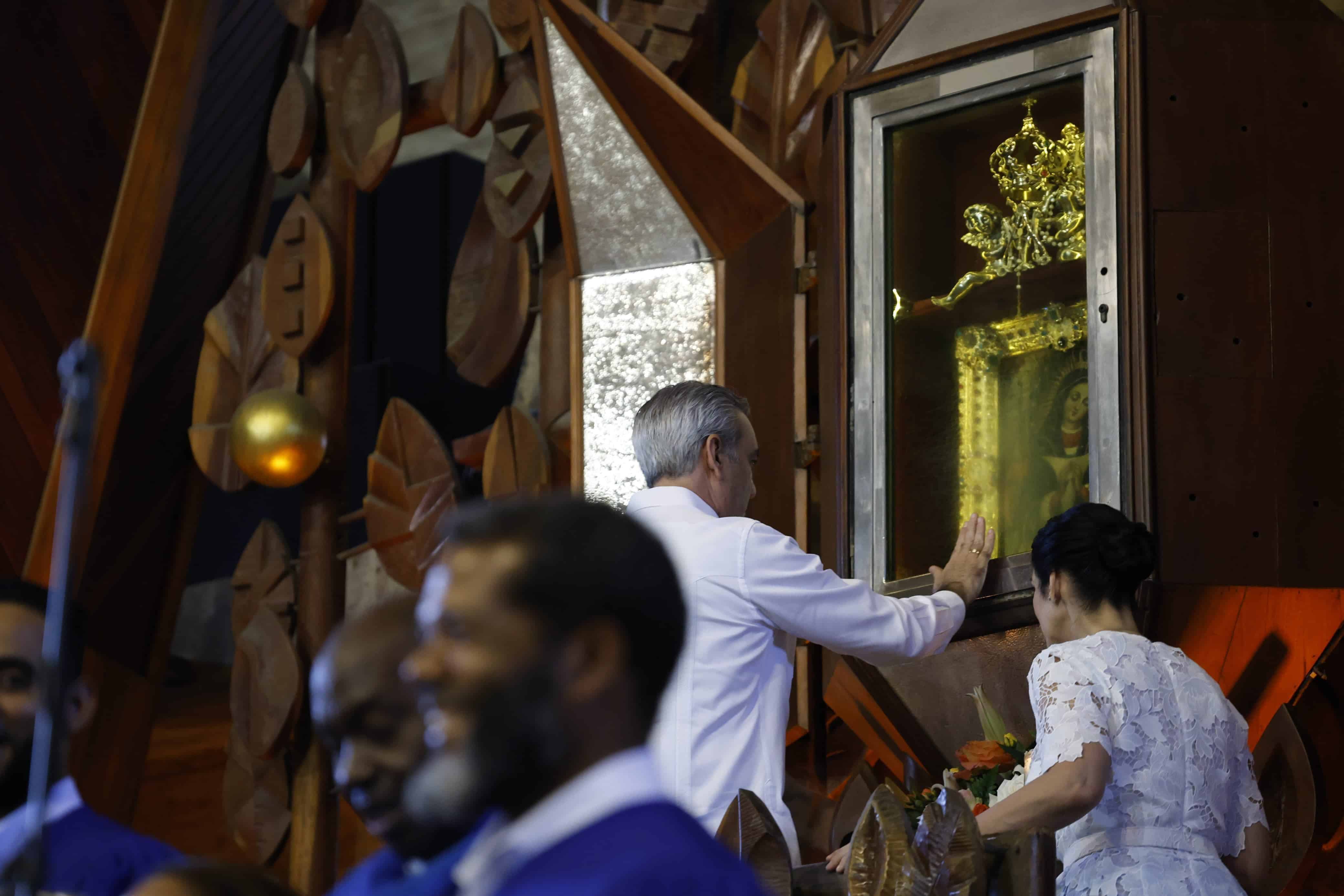 El presidente Luis Abinader y la primera dama Raquel Arbaje durante la misa por el día de la Altagracia, en la Basílica de Higüey.