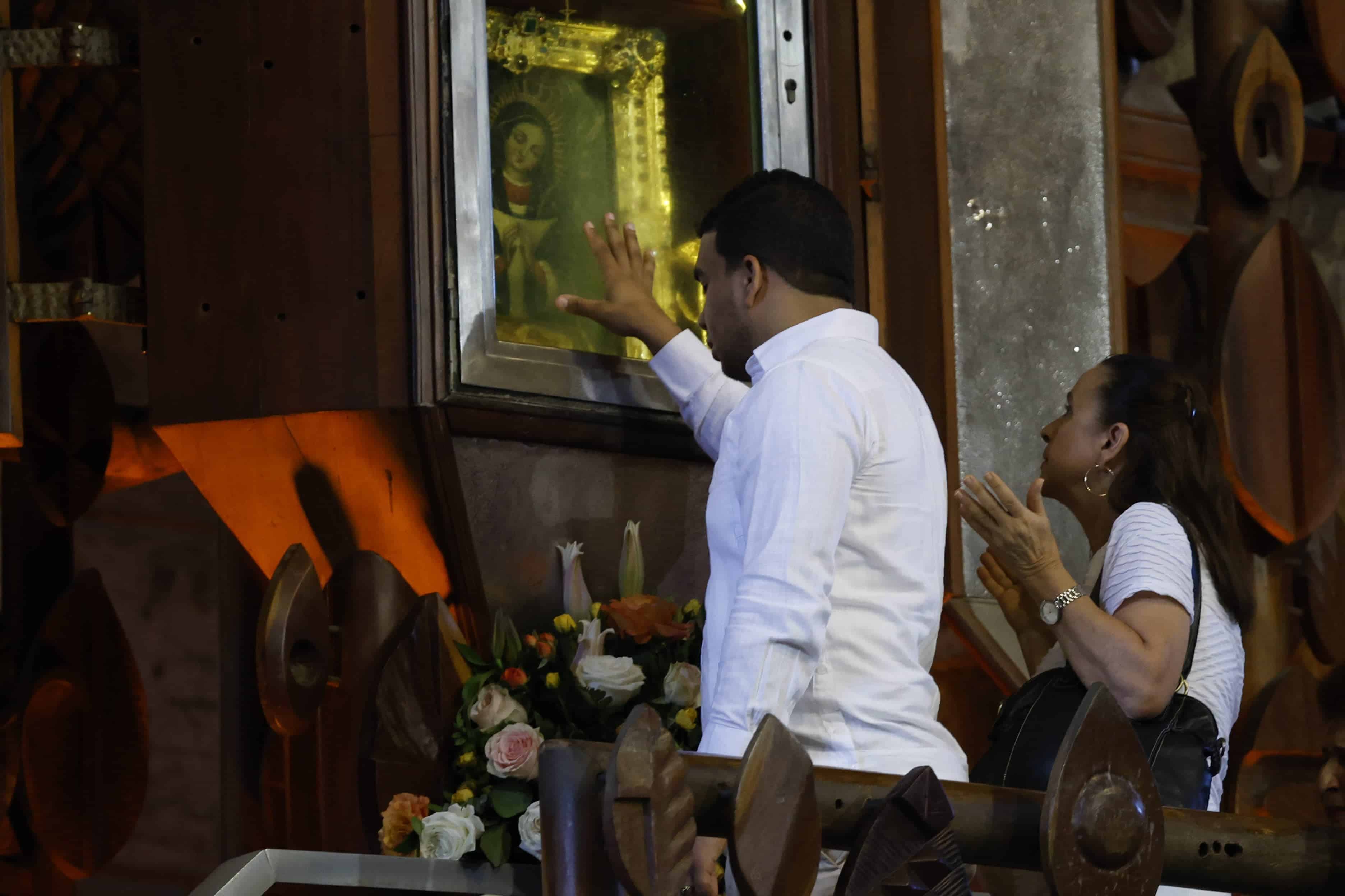 Feligreses venerando a la Virgen de la Altagracia  durante la misa en la Basílica de Higüey.