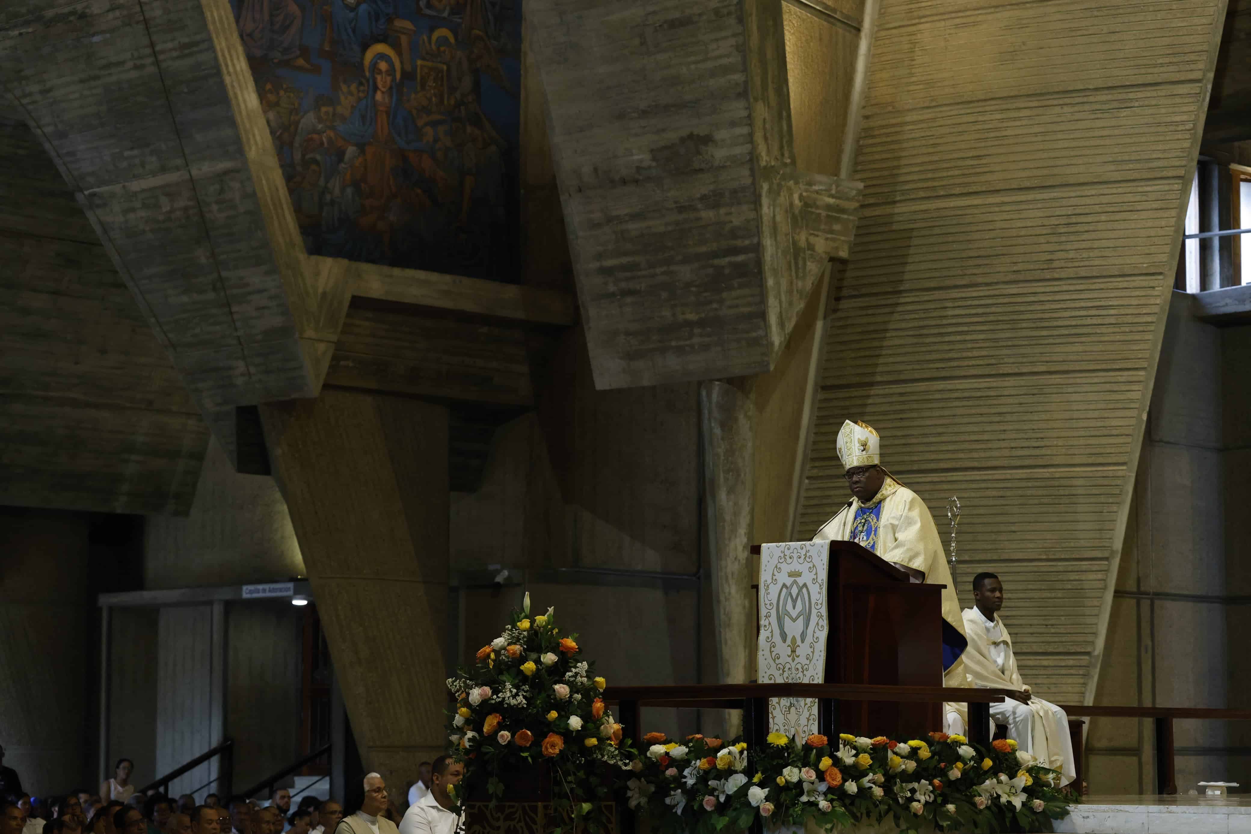 El obispo Jesús Castro Marte oficia la misa en honor de la Virgen de la Altagracia en la Basilica de Higüey.