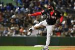 Cueto amarró al Licey y Caminero lo apaleó para adelantar al Escogido 2-1 en la final