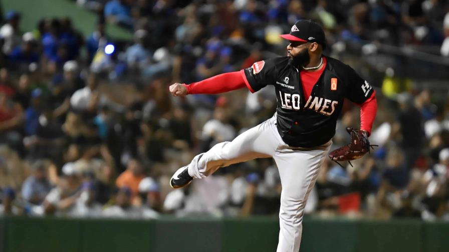 Cueto amarró al Licey y Caminero lo apaleó para adelantar al Escogido 2-1 en la final