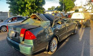Hombre al que le cayó poste de luz a su carro y lo aplastó: "Dios me salvó de ahí"