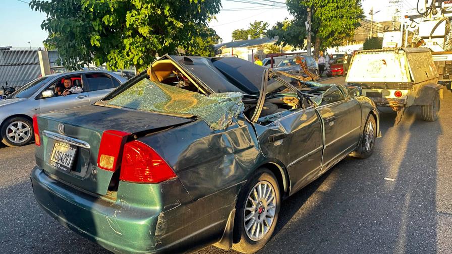 Hombre al que le cayó poste de luz a su carro y lo aplastó: "Dios me salvó de ahí"