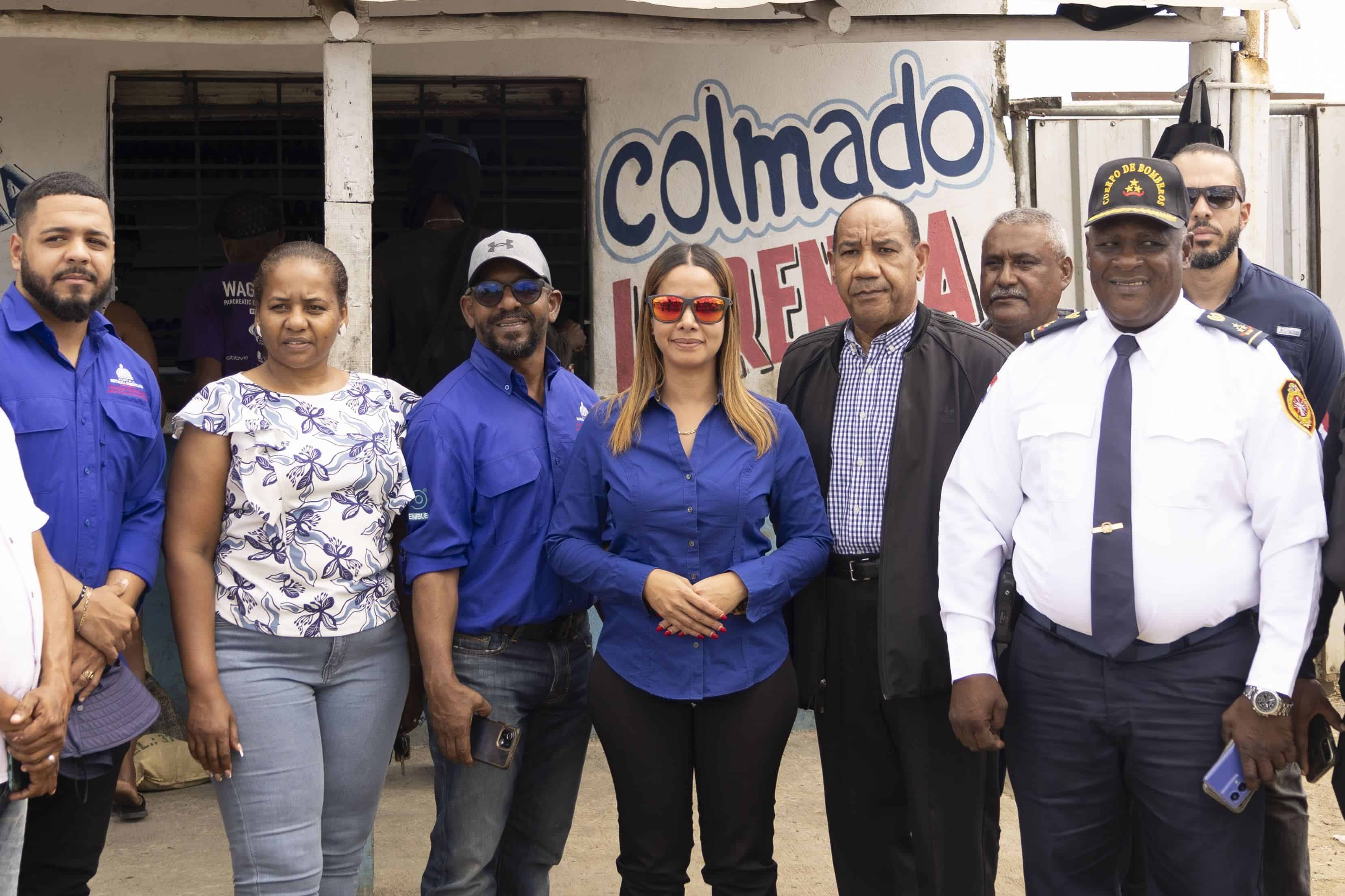 Al centro la directora municipal de San Luis, Wnedy Cepeda, acompañada de técnicos de DO Sostenible. 