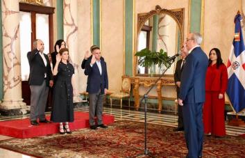 El presidente Abinader crea un consejo administrativo y financiero para la reforma policial
