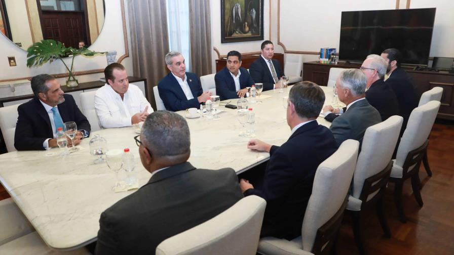 El presidente Luis Abinader recibe en Palacio al comisionado de la MLB