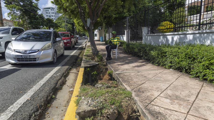 ¡Peligro! Una acera en el aire en calle César Nicolás Penson