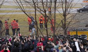 Lewis Hamilton saluda a los tifosi al conducir un Ferrari F1 por primera vez