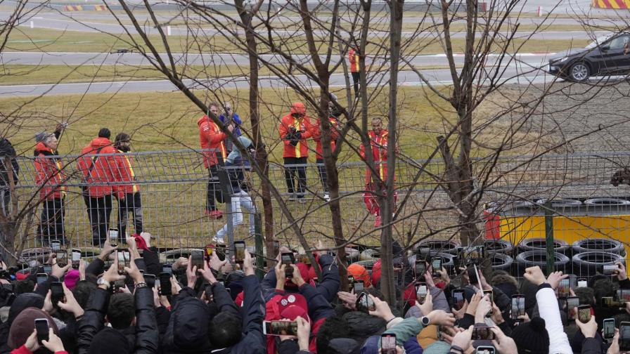 Lewis Hamilton saluda a los tifosi al conducir un Ferrari F1 por primera vez