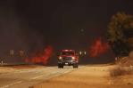 Ordenan evacuaciones por nuevo incendio que amenaza casas en montañas al norte de Los Ángeles Ordenan evacuaciones por nuevo incendio que amenaza casas en montañas al norte de Los Ángeles