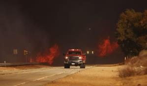 Ordenan evacuaciones por nuevo incendio que amenaza casas en montañas al norte de Los Ángeles