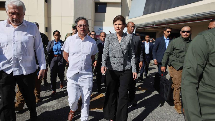 Raquel Peña recibe al presidente Gustavo Petro durante escala en el AILA en su viaje hacia Haití