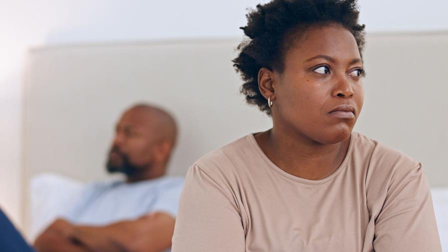 Cuando la distancia en pareja duele más que la discusión