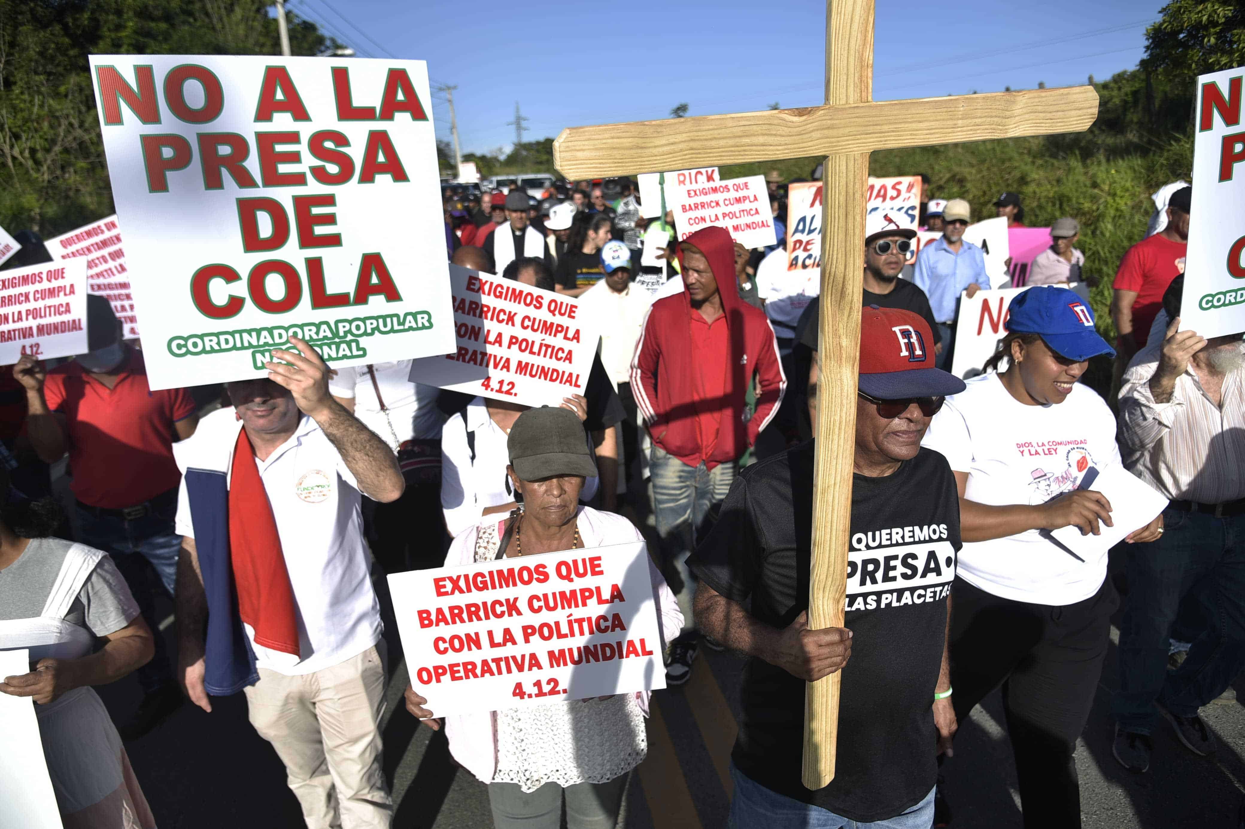 Marcha escenificada este miércoles por líderes religiosos y dirigentes campesinos, en apoyo a los afectados por la obra.