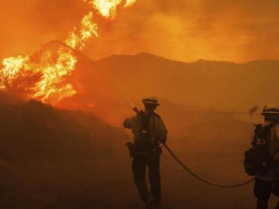 Remueven escombros de viviendas de los incendios en Los Ángeles
