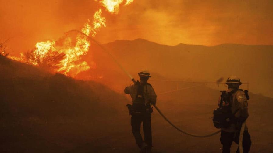 Un nuevo incendio obliga a evacuar a miles de personas en Los Ángeles