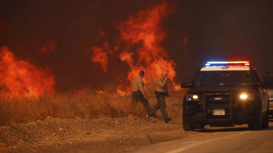 Los bomberos luchan por controlar un gran incendio al norte de Los Ángeles