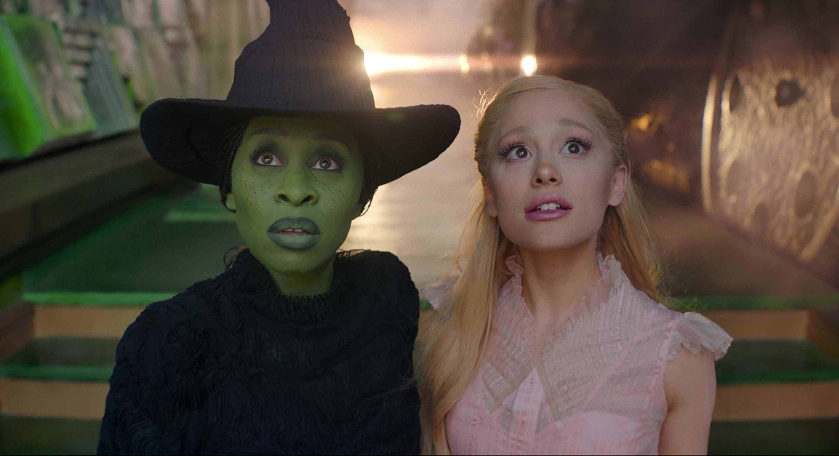 Esta imagen difundida por Universal Pictures muestra a Cynthia Erivo, izquierda, y Ariana Grande en una escena de la película Wicked.