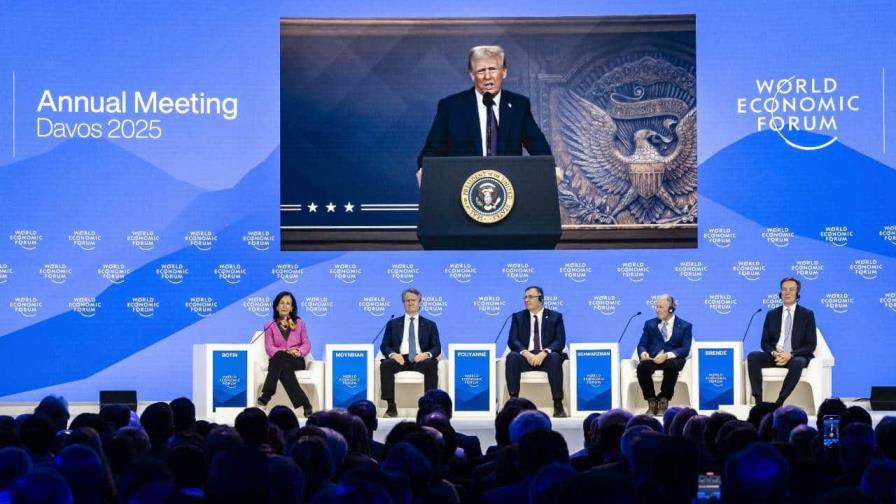 Trump advierte a la élite de Davos: inviertan en EE.UU. o enfrentarán aranceles