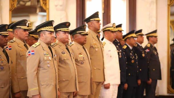Gobierno otorgará un bono a oficiales policiales y militares que tengan de 20 a 40 años de servicio