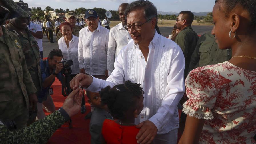 Disgusta a haitianos enorme gasto gubernamental en breve visita del líder colombiano