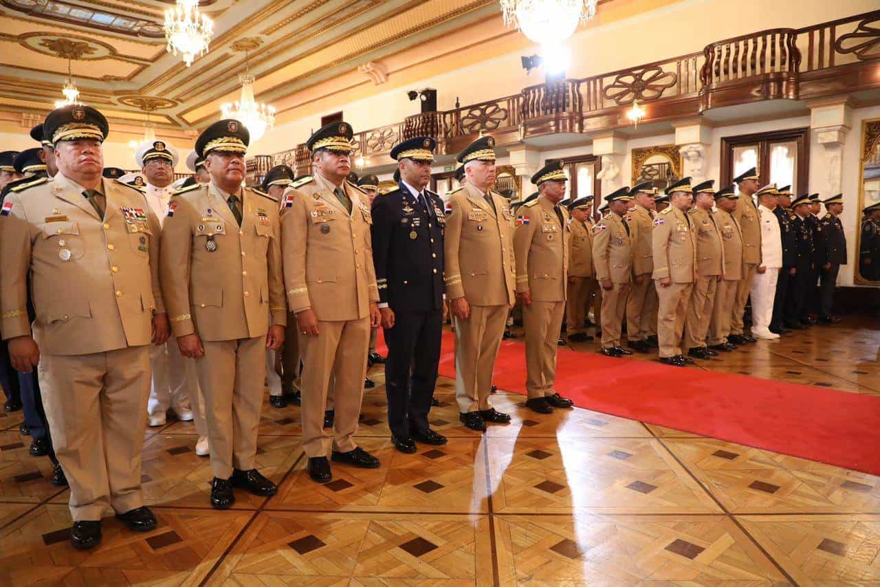 Parte de los oficiales que asistieron al acto del Palacio Nacional.