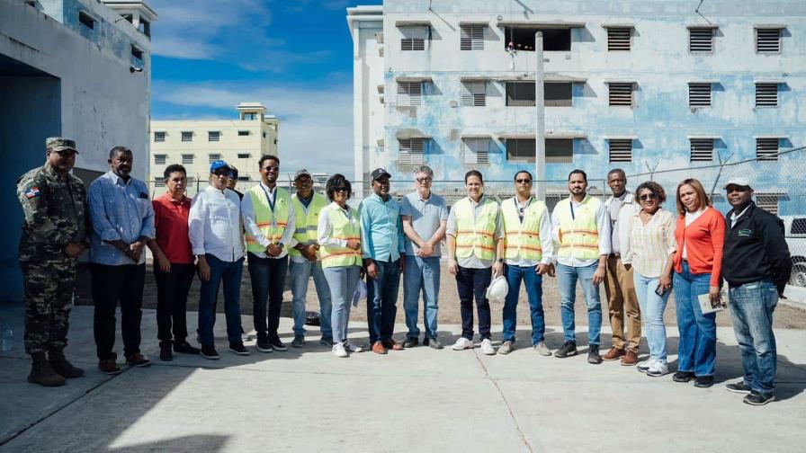 Ministro Bonilla supervisa avances en construcción de centros penitenciarios en San Juan y Barahona