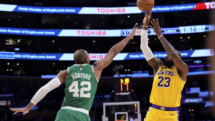 LeBron James supera a Olajuwon en rebotes ofensivos