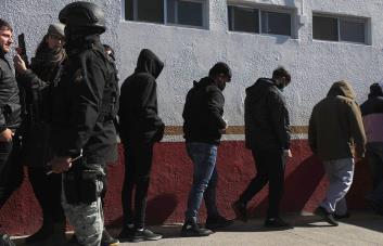 Las primeras redadas antiinmigrantes de Trump dejan 538 detenidos y cientos de deportados