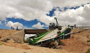 19 fallecidos y 8 heridos tras el vuelco de un bus en una carretera en el sur de Bolivia