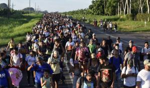 Migrantes continúan su avance hacia la frontera pese a llegada de Trump