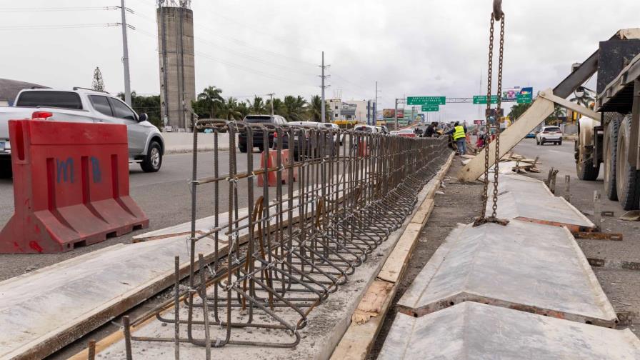 Obras Públicas coloca muros Jersey en el kilómetro 9 de la autopista Duarte