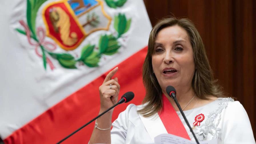 Presidenta de Perú niega que abandonara su cargo por cirugía de nariz