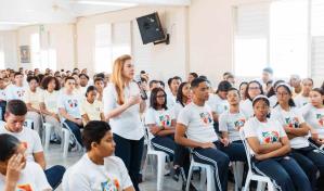 Carolina Mejía conversa con estudiantes de Capotillo sobre responsabilidad ciudadana