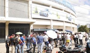 Horas de espera para un boleto en medio de la revisión del bate de Gustavo Núñez