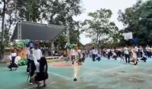 Estudiantes que mostraron ropa íntima en liceo de Santiago habrían cambiado la música y coreografía Estudiantes que mostraron ropa íntima en liceo de Santiago habrían cambiado la música y coreografía